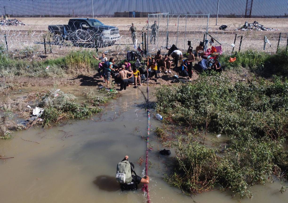 Hasta el martes, los migrantes solo tenían que mojarse hasta las rodillas. Hoy, es necesario nadar entre un metro y medio de agua para alcanzar la barrera de alambres de púas, primera defensa de Estados Unidos para frenarles el paso.