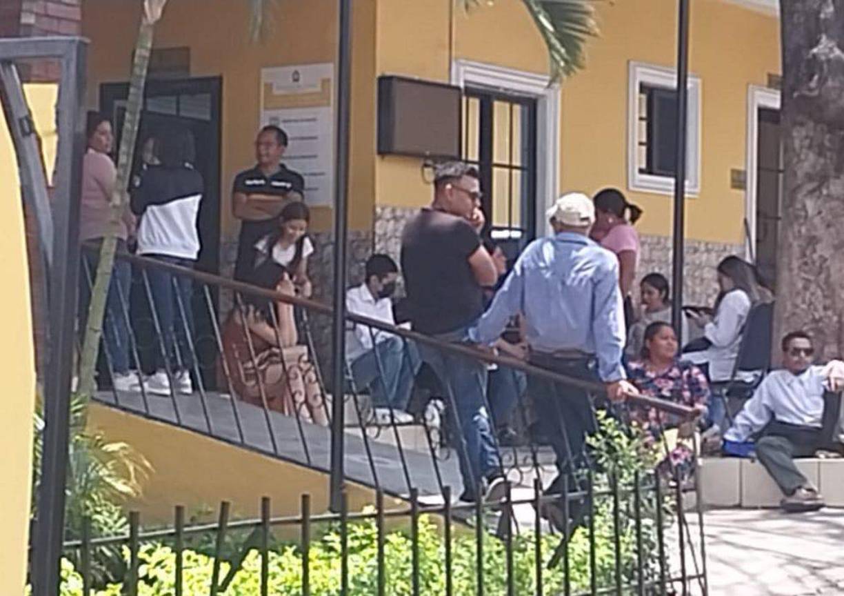 Al velorio de la esposa y el hijo del exjugador de fútbol acudieron familiares, amigos y miembros de la congregación en donde el matrimonio predicaba la palabra de Dios con mucho compromiso y devoción