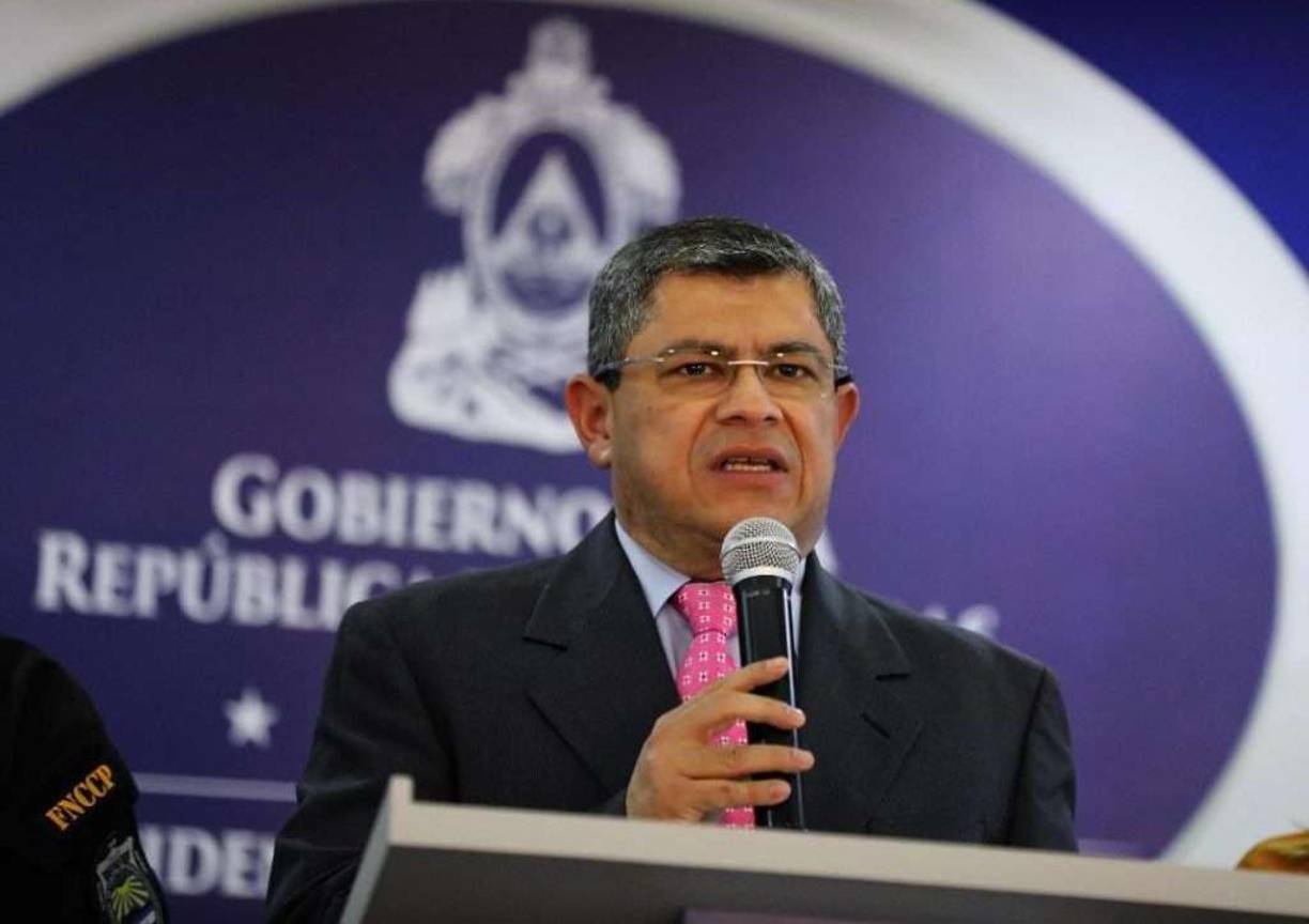 De acuerdo a las investigaciones de las autoridades, Ayala Alvarenga y sus asesores “presionaron para que se realizara la compra directa a B SAFE Security, una empresa que no estaba registrada legalmente en el país”.