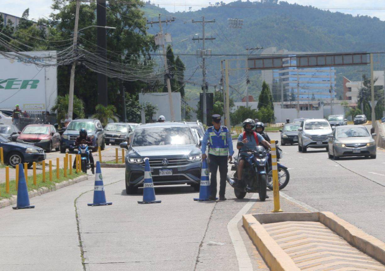 Las autoridades han recomendado a conductores transitar por vías alternas. 