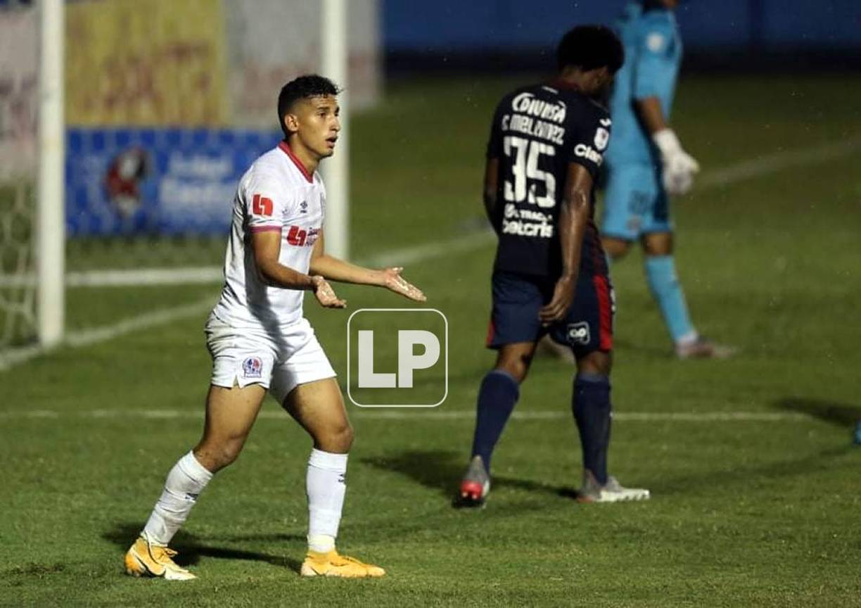 José Mario Pinto pidiendo penal al árbitro Óscar Moncada por una mano de Cristopher Meléndez en el área motagüense.