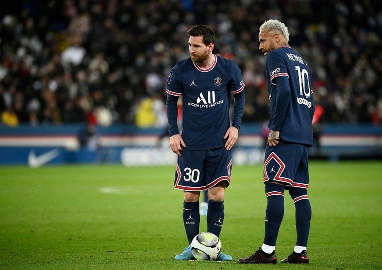 Otras de las condiciones de Messi al PSG es el hecho que siga Neymar al frente del equipo. En el club francés no están a gusto con el nivel del brasileño ya que se la lesionado en partidos importantes de Champions.