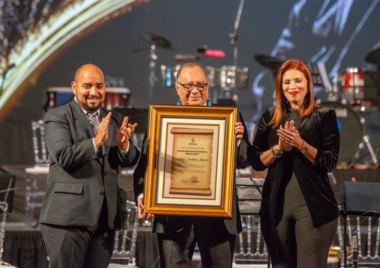 Otro de los galardonados en el ámbito de la Literatura fue el poeta hondureño Galel Cárdenas.