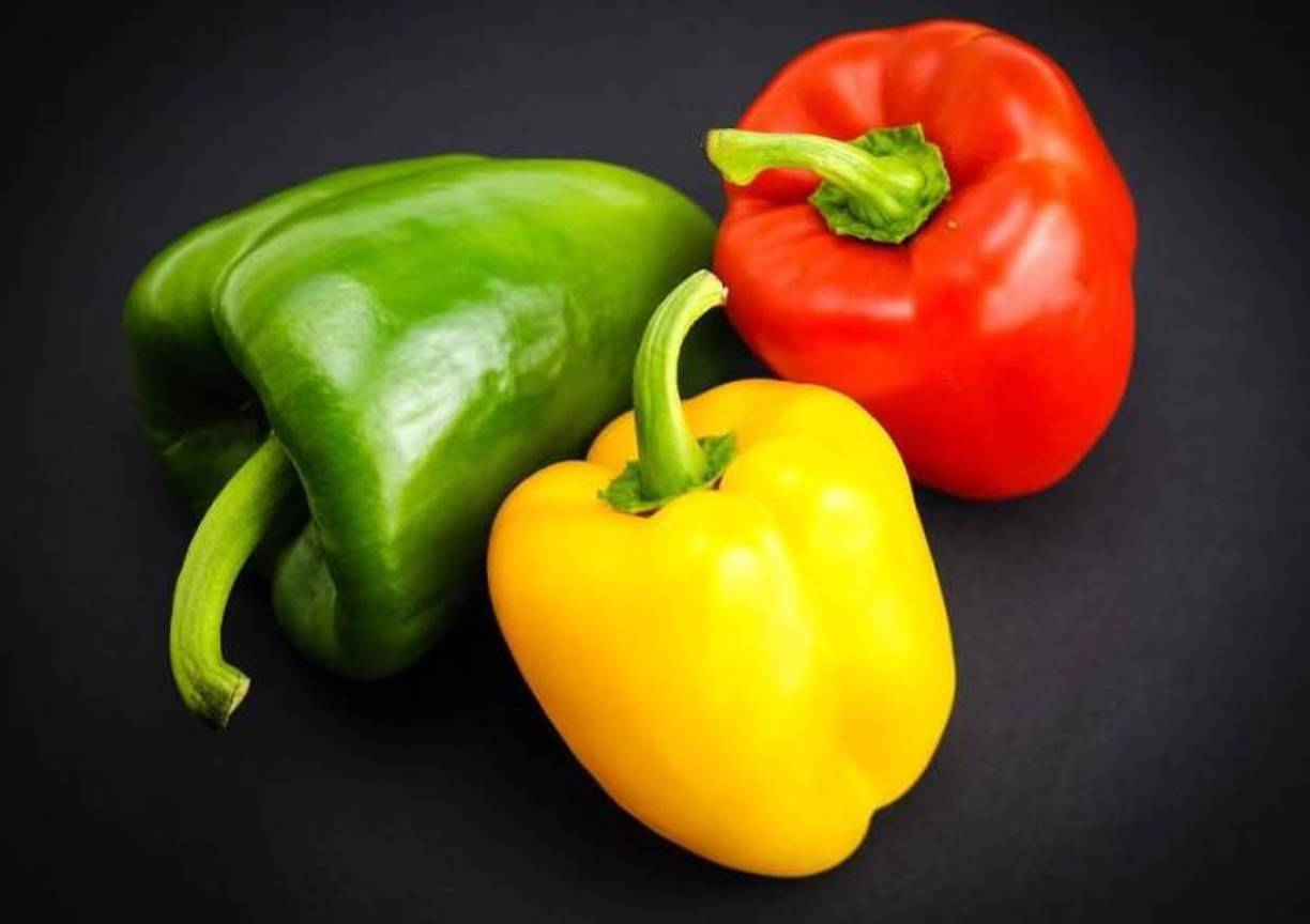Otro vegetal que en Honduras se conoce con un nombre y en México con otro es el chile dulce que los aztecas le llaman pimiento.