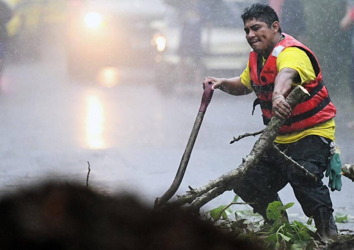 Las autoridades de El Salvador informaron este lunes de al menos siete fallecidos, cinco de ellos soldados que se resguardaban de la lluvia en una vivienda cuando un muro colapsó en el municipio de Comasagua, en el departamento central de La Libertad.