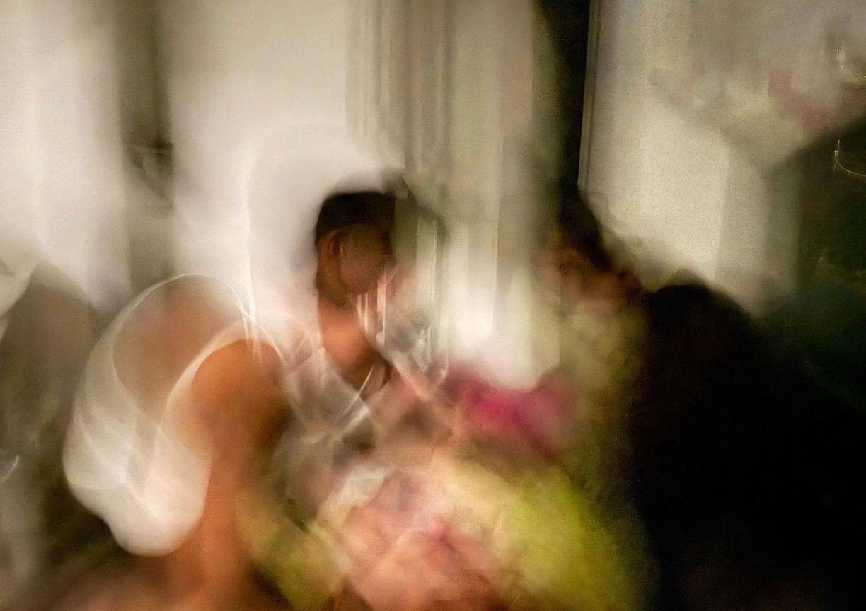 Debajo del post en sus cuentas de Instagram, Camilo y Evaluna escribieron: “ Amaranto. Todas las ranas salieron a cantarte tu bienvenida. Niña de terciopelo dorado. Papá te atrapó y pintaste sus manos para siempre. Soberana de la media noche. Bienvenida”.