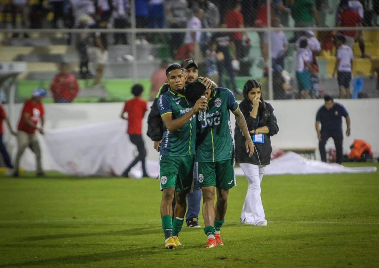 Los rostros tristes de los jugadores del Marathón tras quedar eliminados de la final.