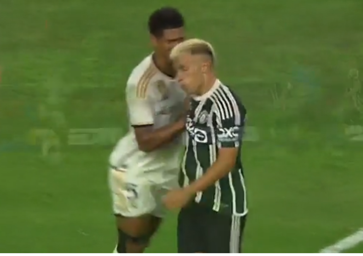 Otro de los momentos que se robó el protagonismo en el partido fue el picante cruce que se dio entre Jude Bellingham y el argentino Lisandro Martínez. 