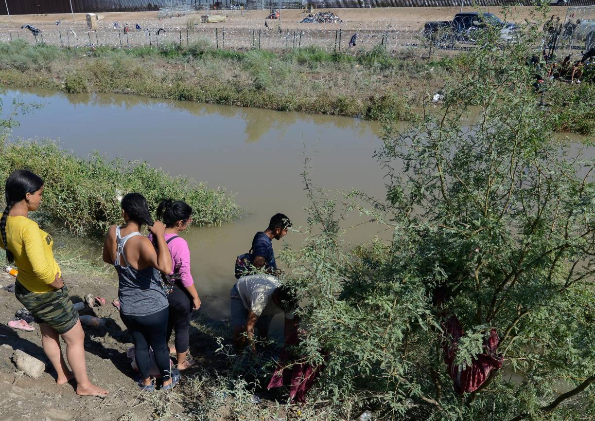 El venezolano Héctor, de 28 años y quien prefirió omitir su apellido, llegó desde su país hace dos meses. Hoy cruzó nadando el río de ida, pero tuvo que devolverse ante el bloqueo de la Guardia Nacional de EE UU, apostada justo tras la barricada de alambre.