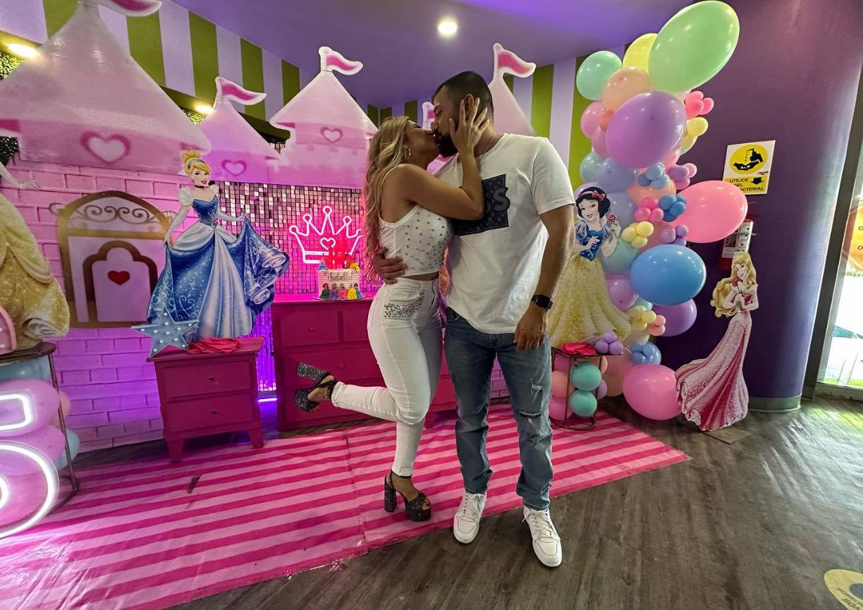 Horas antes de su encuentro con la prensa, contaron, Hernández le envió un mensaje de texto a Panini en donde le pidió leer bien su libro y después hacer un juicio.