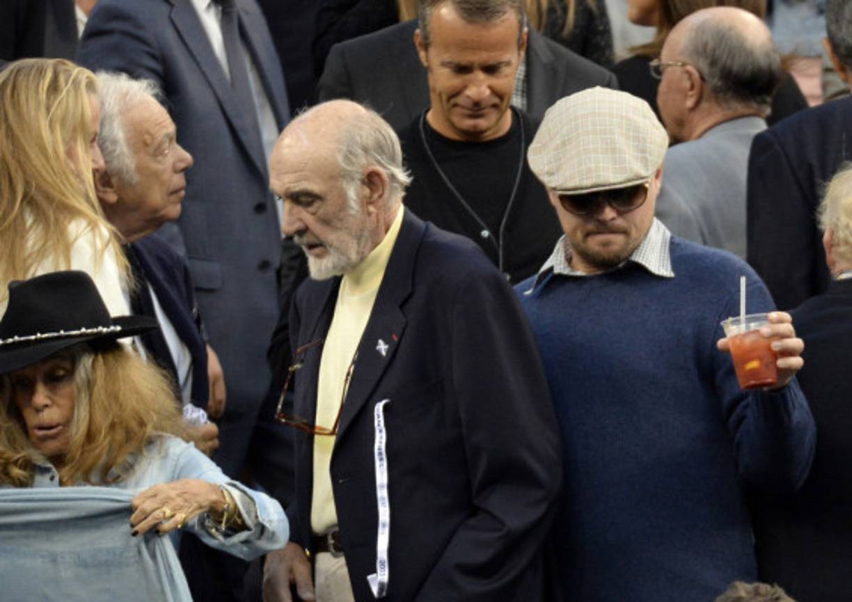 Sean Connery y Leonardo DiCaprio buscan sus asientos.
