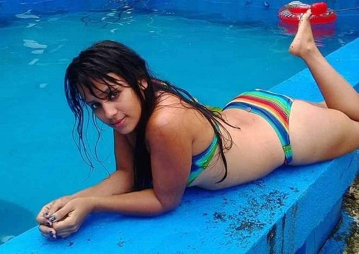 Oliva no pasa desapercibida cada vez que salta a su área técnica porque siempre hay hombres que le lanzan piropos por su escultural silueta.