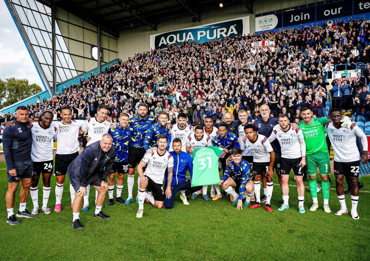 “Estamos contigo”, fue el mensaje del Derby County, además de una foto de todo el grupo posando con su camiseta, tras ausentarse para acompañar a su esposa en el tramo final de su dura lucha contra el cáncer.