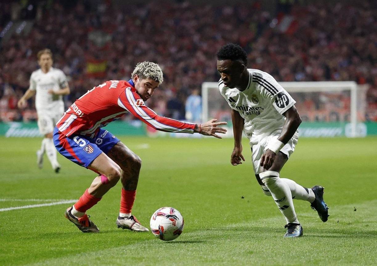 Vinicius le dio muchos dolores de cabeza a Rodrigo de Paul en la banda izquierda.