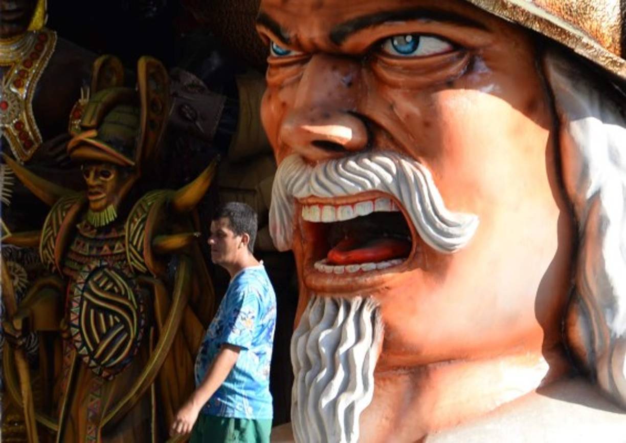 Las carrozas están representadas con diversas alegorías de las distintas escuelas de samba del Brasil.