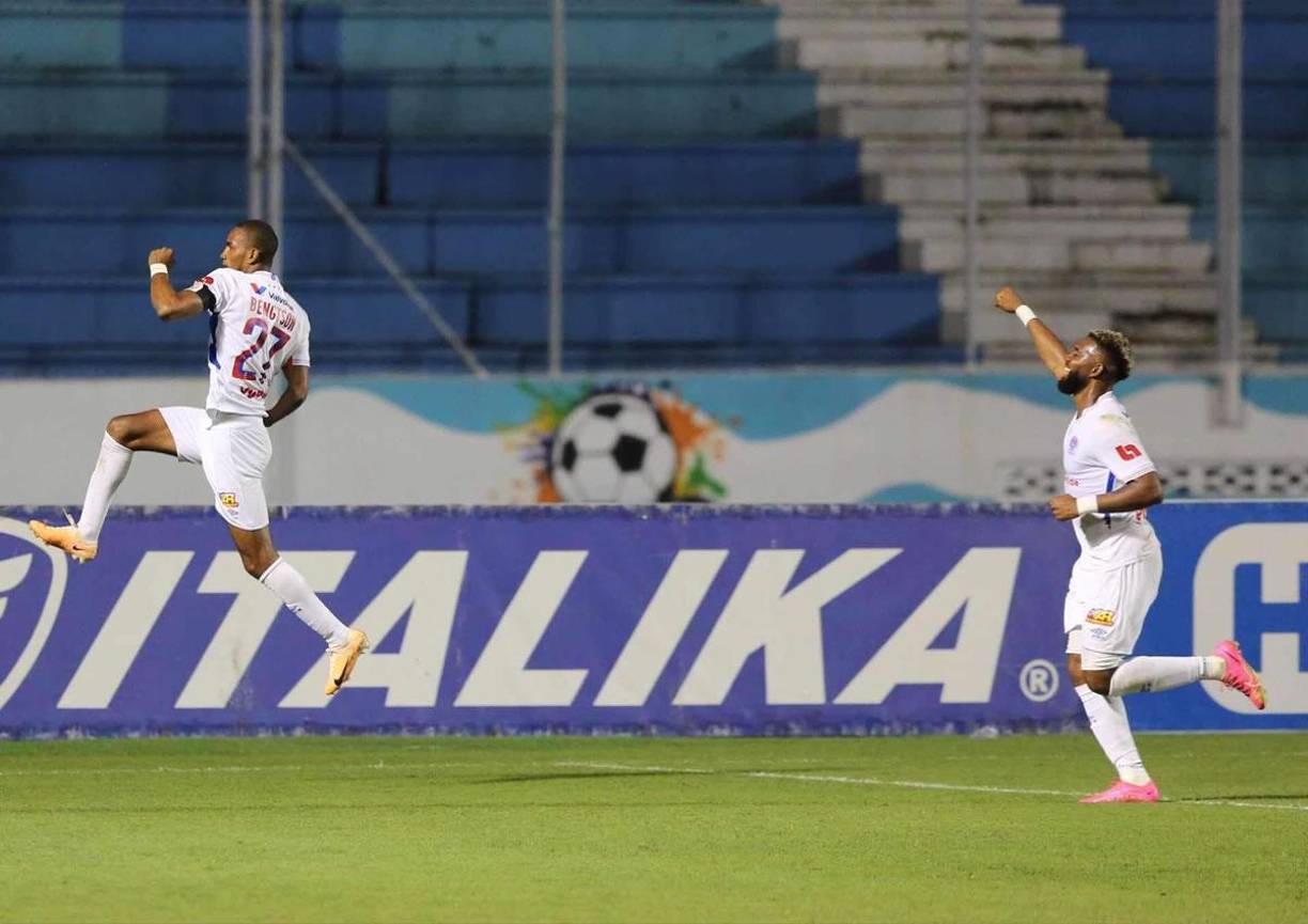 Jerry Bengtson celebrando su primer gol del partido frente al Marathón.