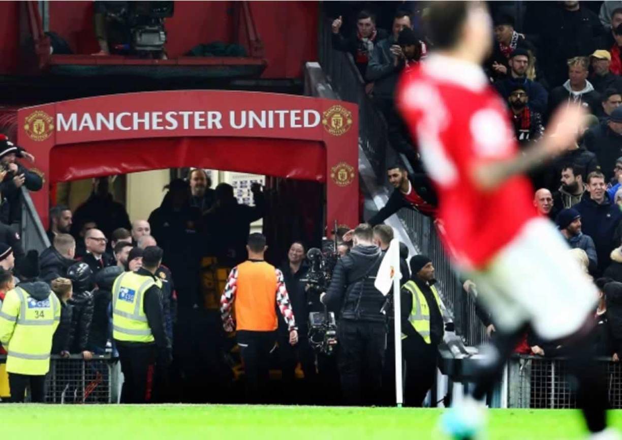 Cristiano Ronaldo fue noticia al marcharse al túnel de vestuarios antes del final del partido contra el Tottenham y abandonó el estadio Old Trafford apresuradamente.