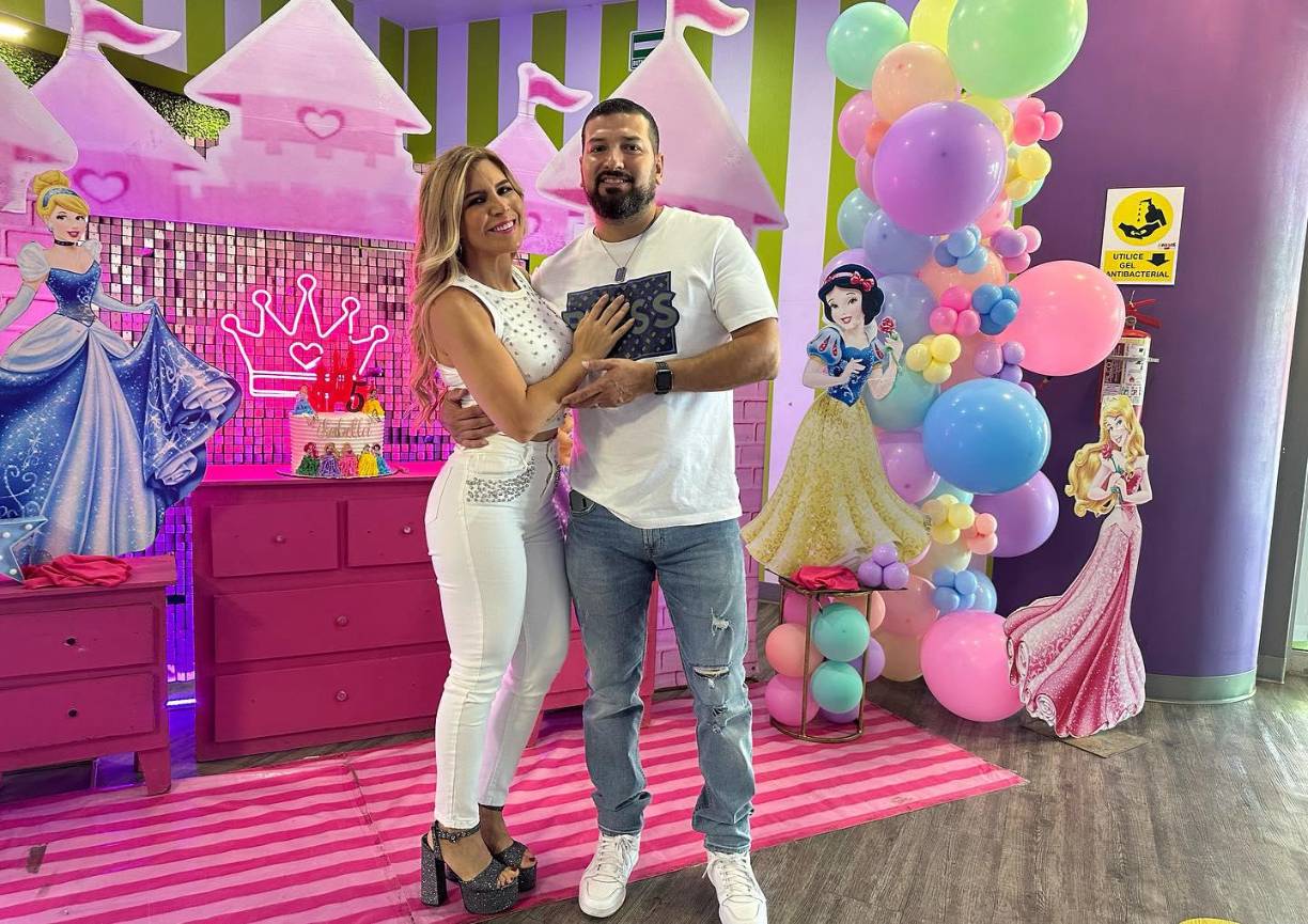 “Aclara que la que tuvo una relación sentimental o sexual con esa persona (Beltrán Leyva) fue Karla Luna”, dijo Américo Garza, “pero también dio a entender (la periodista) que no habló de mi esposa ni de mí, pero sí habla de nosotros, son pocas las cosas que dice y lo que dice es falso”.