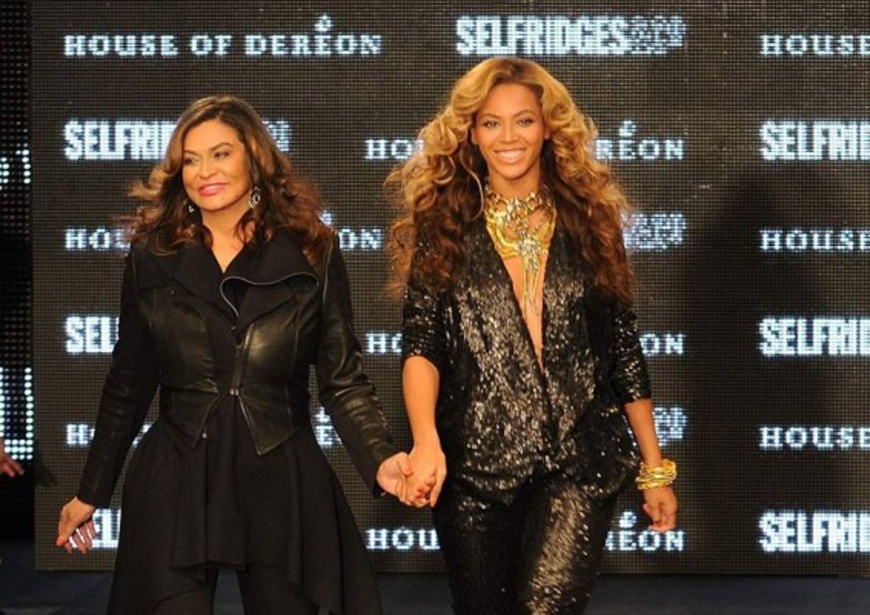 7. Tina Knowles. La madre de Beyoncé se convirtió en la abuela de Blue Ivy, hija de la popular cantante junto al rapero Jay Z. La pareja ahora espera gemelos.