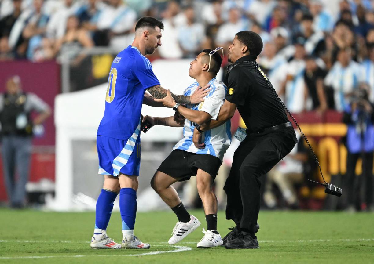 Y en caso de lograr otro en Estados Unidos igualará al chileno David Arellano (1926), Pedro Petrone de Uruguay (1924 y 1927), Severino Varela de Uruguay (1939 y 1942), Teodoro Fernández de Perú (1939 y 1941), Herminio Masantonio de Argentina (1935 y 1942), el brasileño Ademir (1945 y 1949), Javier Ambrois de Uruguay (1957), José Sanfilippo de Argentina (1959) y Paolo Guerrero de Perú (2011 y 2015). El delantero incaico puede convertirse en el primero en hacerlo tres veces. 