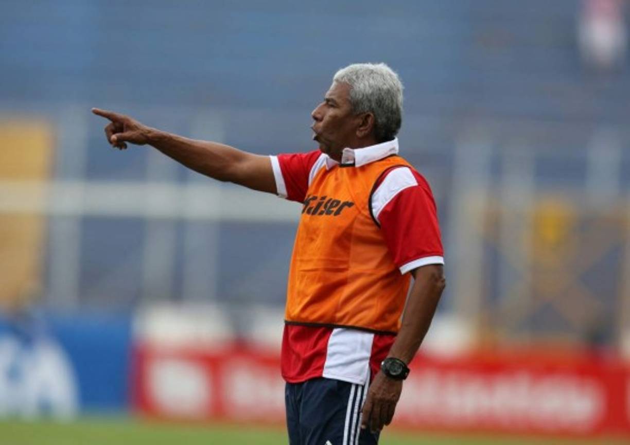 El entrenador Héctor Castellón espera que esta semana se puedan concretar más fichajes para el Vida que ha comenzado con dos empates ante rivales complicados, como ser Marathón y Olimpia.