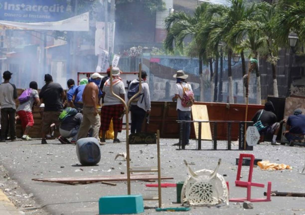 Las detonaciones de morteros artesanales, disparos y gases lacrimógenos mantenían un ambiente de tensión en esa ciudad de 100 mil habitantes, qye demanda la renuncia del presidente Ortega en el marco de las protestas antigubernamentales que iniciaron el 18 de abril en rechazo a una reforma al sistema de pensiones, dejando más de 100 muertos.