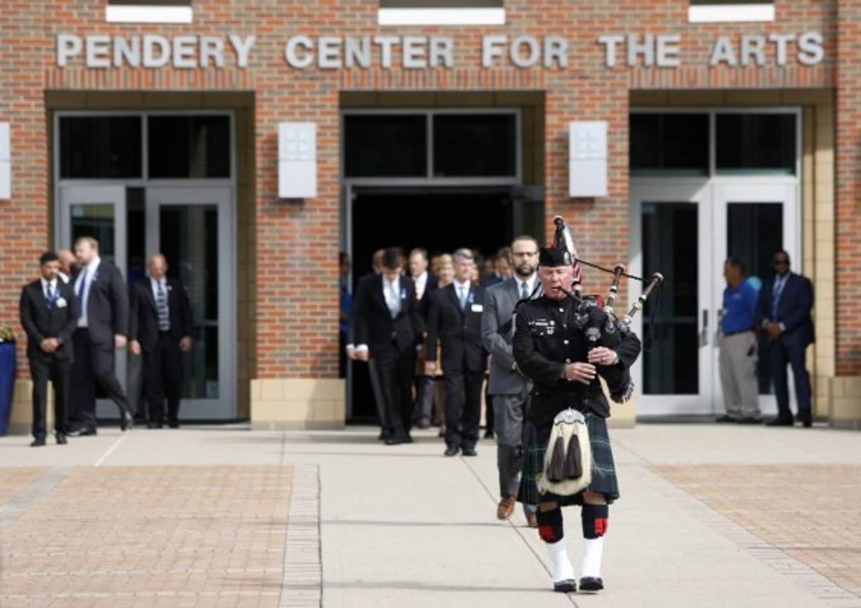 Al sonido de la gaita, los allegados llevaron el ataúd hasta el coche fúnebre. AFP