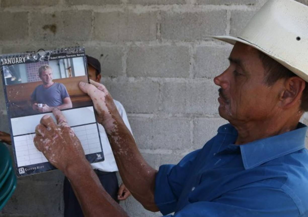 Orgulloso, don Eulogio Martínez muestra los logros que ha tenido.