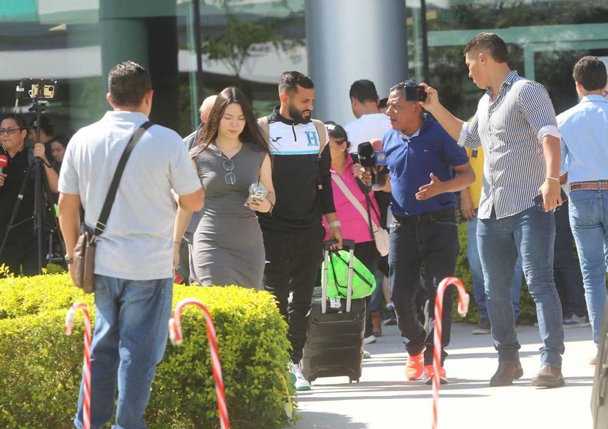 A Jorge Álvarez lo llegó a traer su hermosa esposa Madeline Ordóñez.