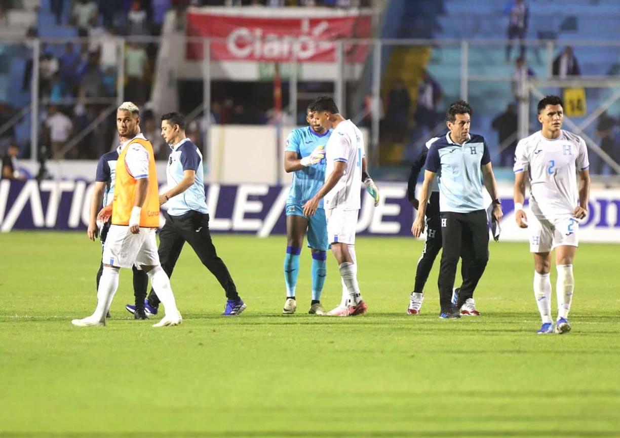 Los seleccionados hondureños se fueron del campo dolidos por perder contra Jamaica.