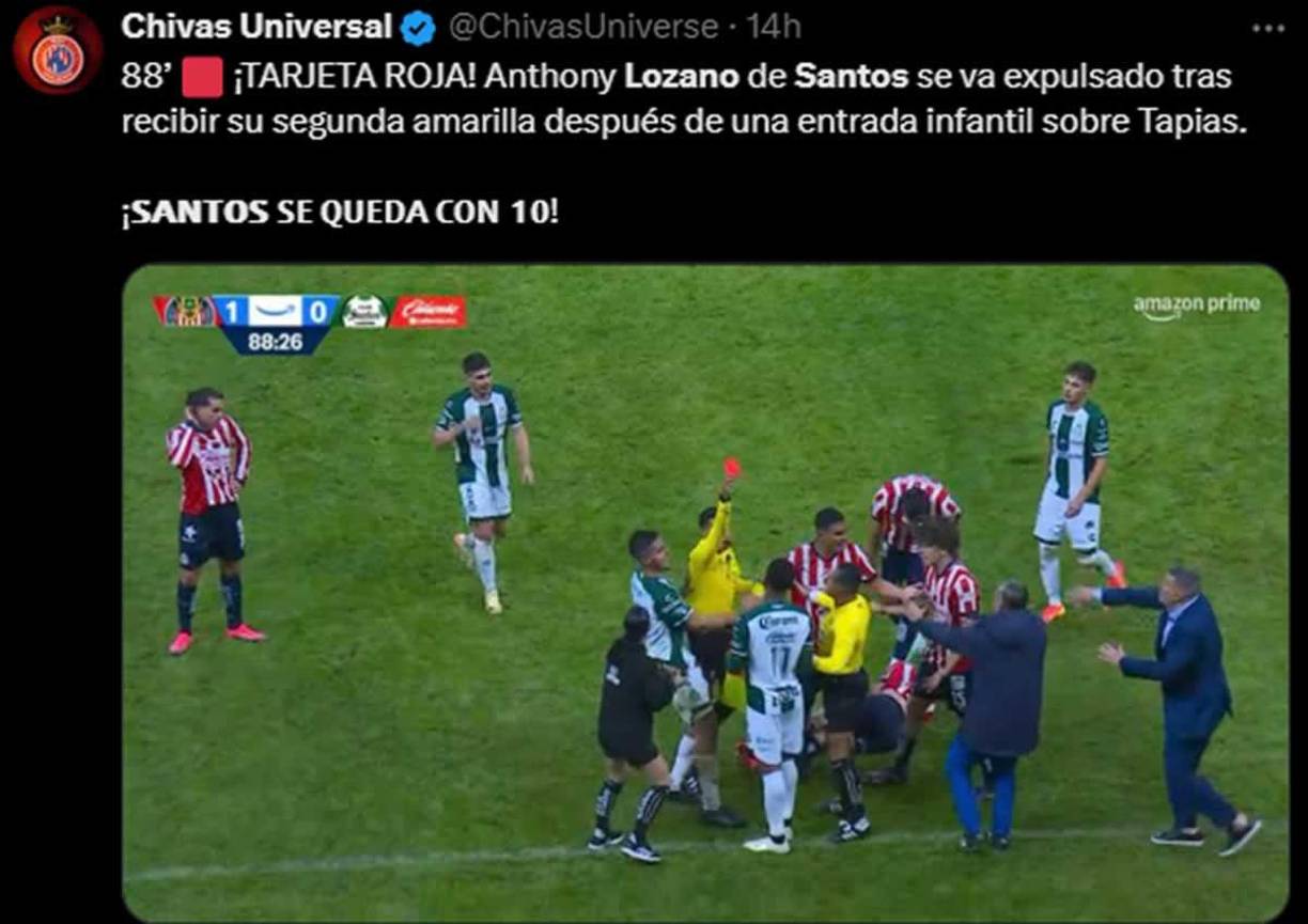 Chivas Universal - “Antony Lozano de Santos se va expulsado tras recibir su segunda amarilla después de una entrada infantil sobre Tapias”.