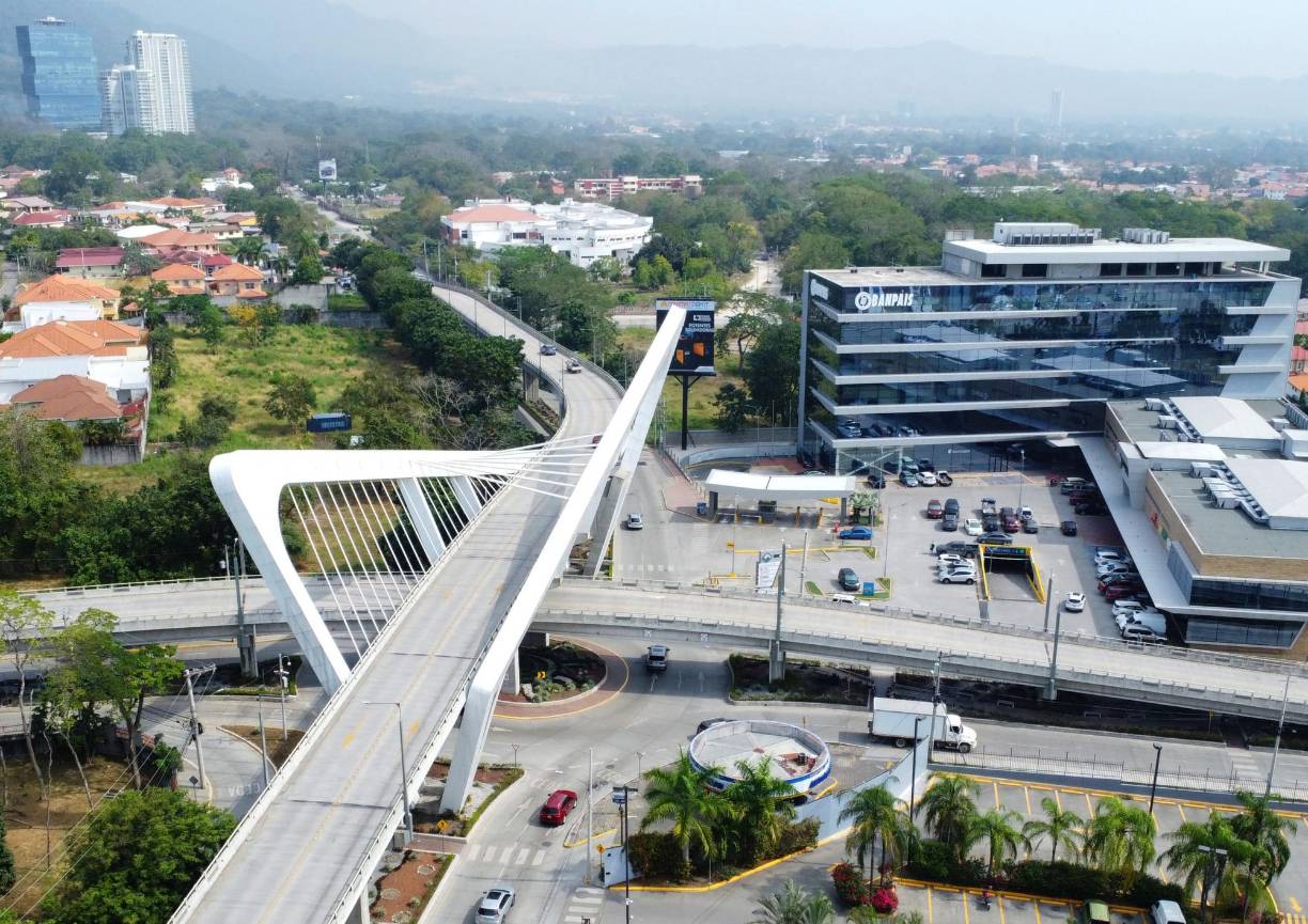 El paso es de tres niveles y tuvo un costo de 166 millones de lempiras.