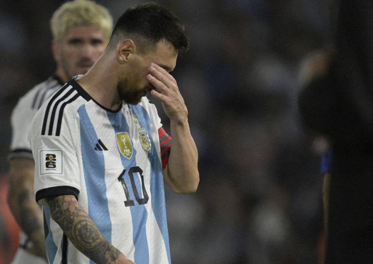 Por otra parte, Messi elogió a Marcelo Bielsa: “Se ve la mano suya en todas las selecciones y los clubes que estuvo, incluyendo la selección argentina. Ellos tienen una buena camada que juega muy bien. A nosotros nos tocó perder y esto es una prueba. Lo dije hace un tiempo y hay que levantarse e intentar hacer un gran partido en Brasil”.