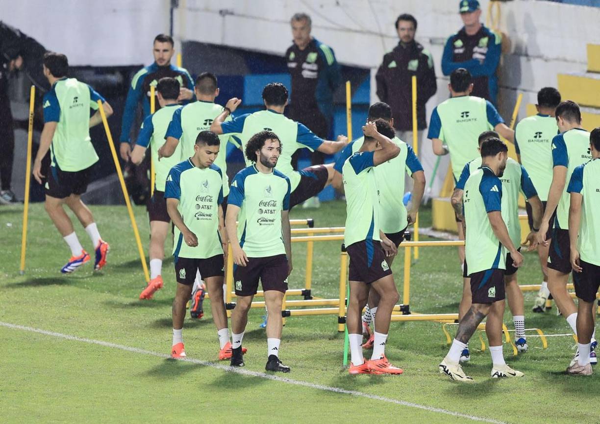 El futbolista mexicano es criticado por ver de menos a Honduras tras polémicas declaraciones en la caída de México ante Uruguay en un amistoso previo a la Copa América 2024. Mencionó que prefería perder ante cualquier rival que vencer a la Bicolor.