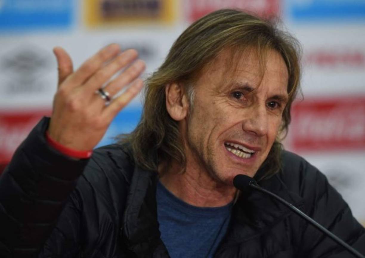 El argentino Ricardo Gareca ha asegurado que se tomará un tiempo para analizar si continúa dirigiendo a la selección de Perú, a la que clasificó a un Mundial después de 36 años. 'Negociaciones no hay porque necesito tiempo, ya se lo dije al presidente de la Federación', afirmó en una rueda de prensa.
