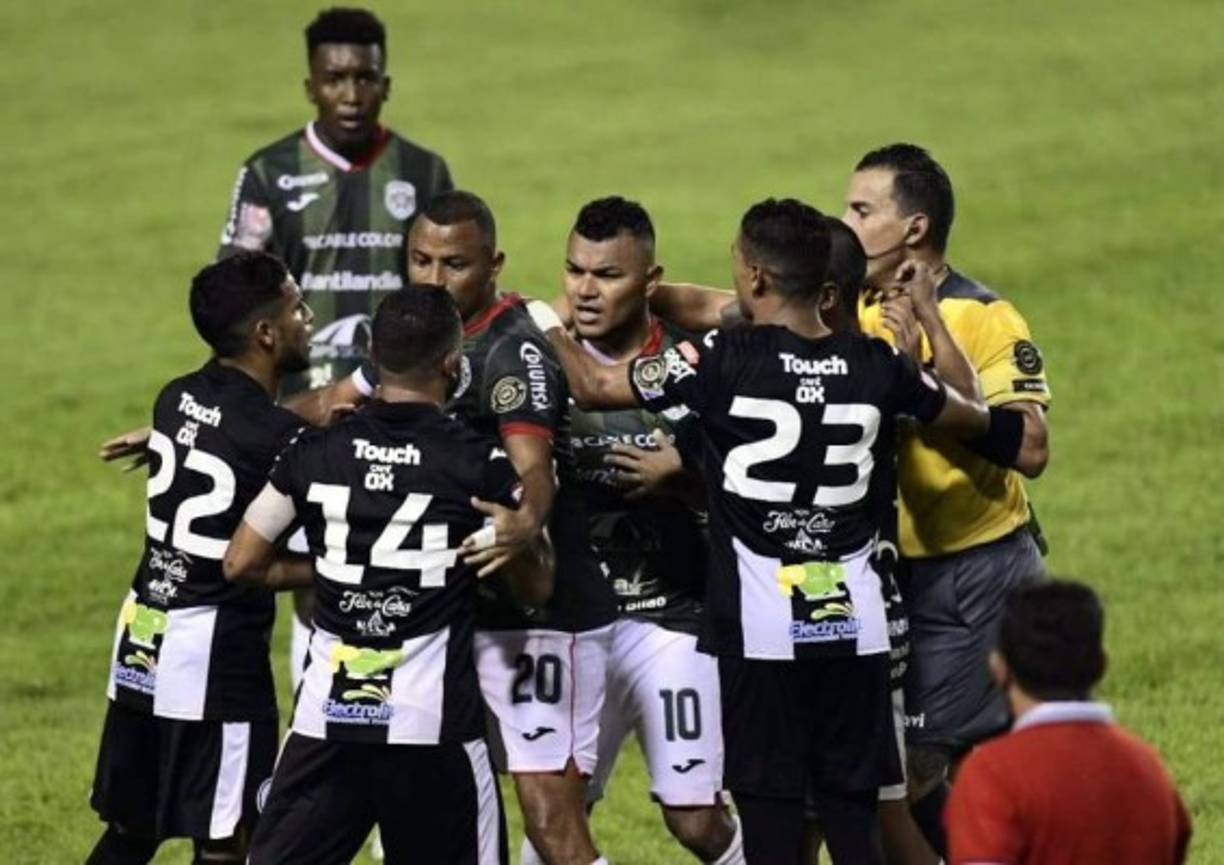 En el segundo tiempo se armó una bronca entre Mario Martínez y el jugador Jason Coronel del Diriangén.