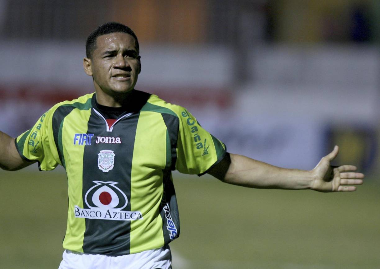 Posteriormente Carlos Will Mejía pasó a formar parte del Marathón y en el equipo verdolaga ganó dos títulos de Liga Nacional. Estuvo bajo el mando del uruguayo Manuel Keosseián.