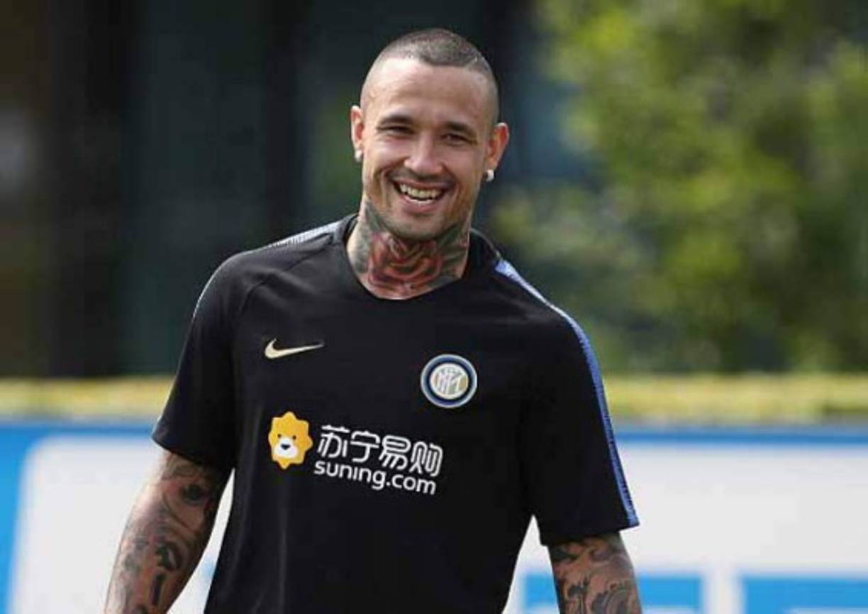 Radja Nainggolan: El centrocampista belga está a un paso de convertirse en nuevo jugador del Cagliari ya que no entra en los planes del Inter de Milán.<br/>