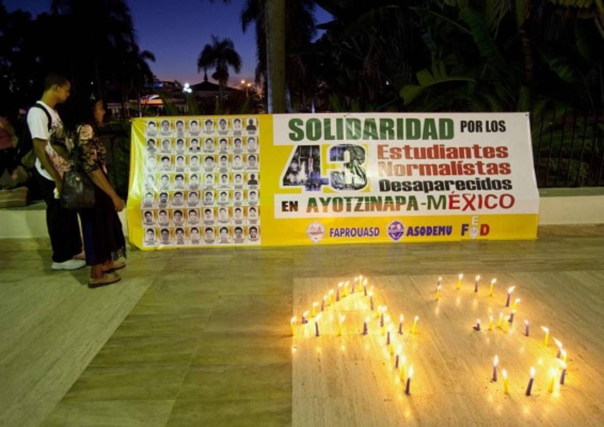 En República Dominicana varios estudiantes universitarios se unieron a la protesta universal para exigir al Gobierno mexicano acciones por la desaparición de los normalistas en Iguala.
