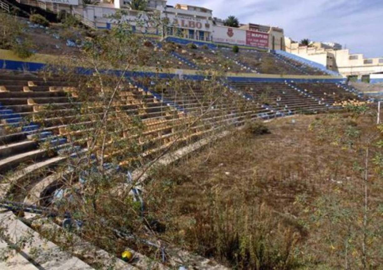 En España el estadio Insular fue la casa de Las Palmas, fue cerrada en 2003 y desde entonces el tiempo se encarga se comerse la estructura.