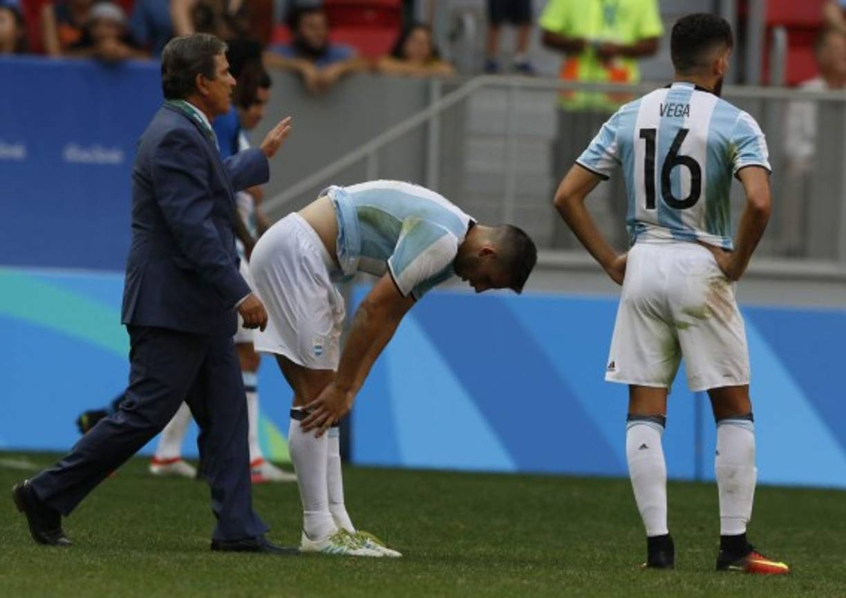 Tras el final, Pinto fue a darle apoyo moral a unos jugadores argentinos. Foto Juan Salgado.