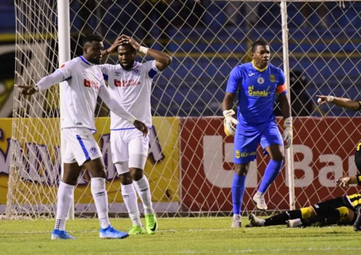 Jorge Benguché se lamenta tras la oportunidad fallada en el arco del Real España.