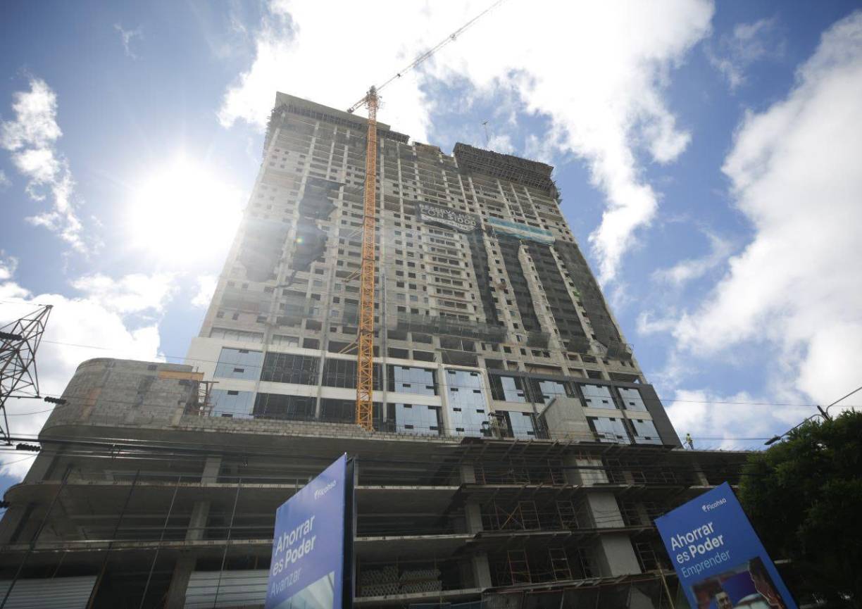 Vista de frente desde el bulevar Morazán de la capital hondureña del avance de la torre que tendrá 42 niveles, así es como avanza el novedoso edificio.