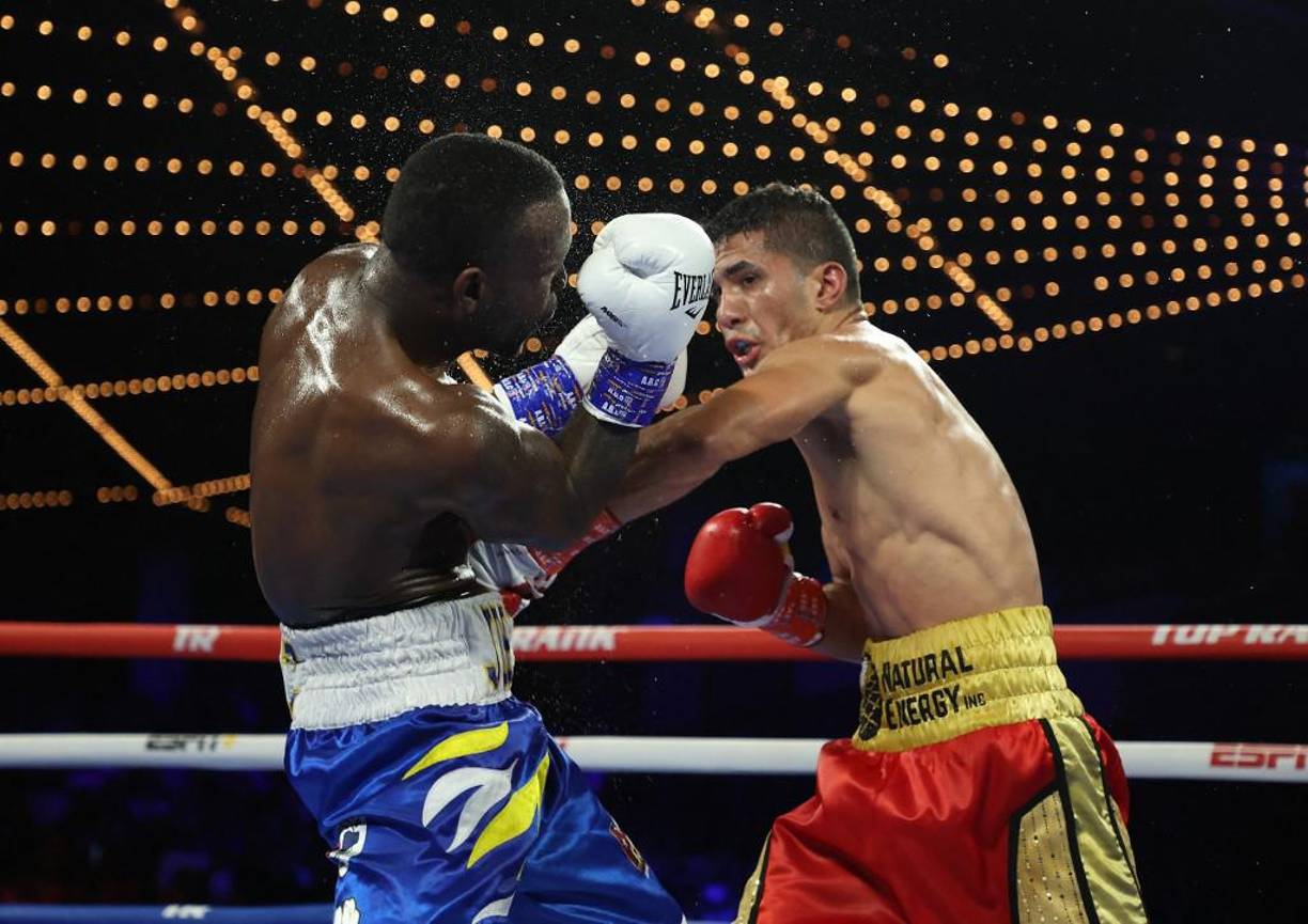 Defensivamente Ruiz resistía sin contratiempos, pese a ello era muy poco lo que lograba en ofensiva. Debido a un empujón Ruiz cayó a la lona y antes de que concluyera el asalto, quedo demostrada la mala sangre entre ambos al realizar un intercambio de miradas que detuvo el paso de los peleadores a sus esquinas y que pareció eterno.