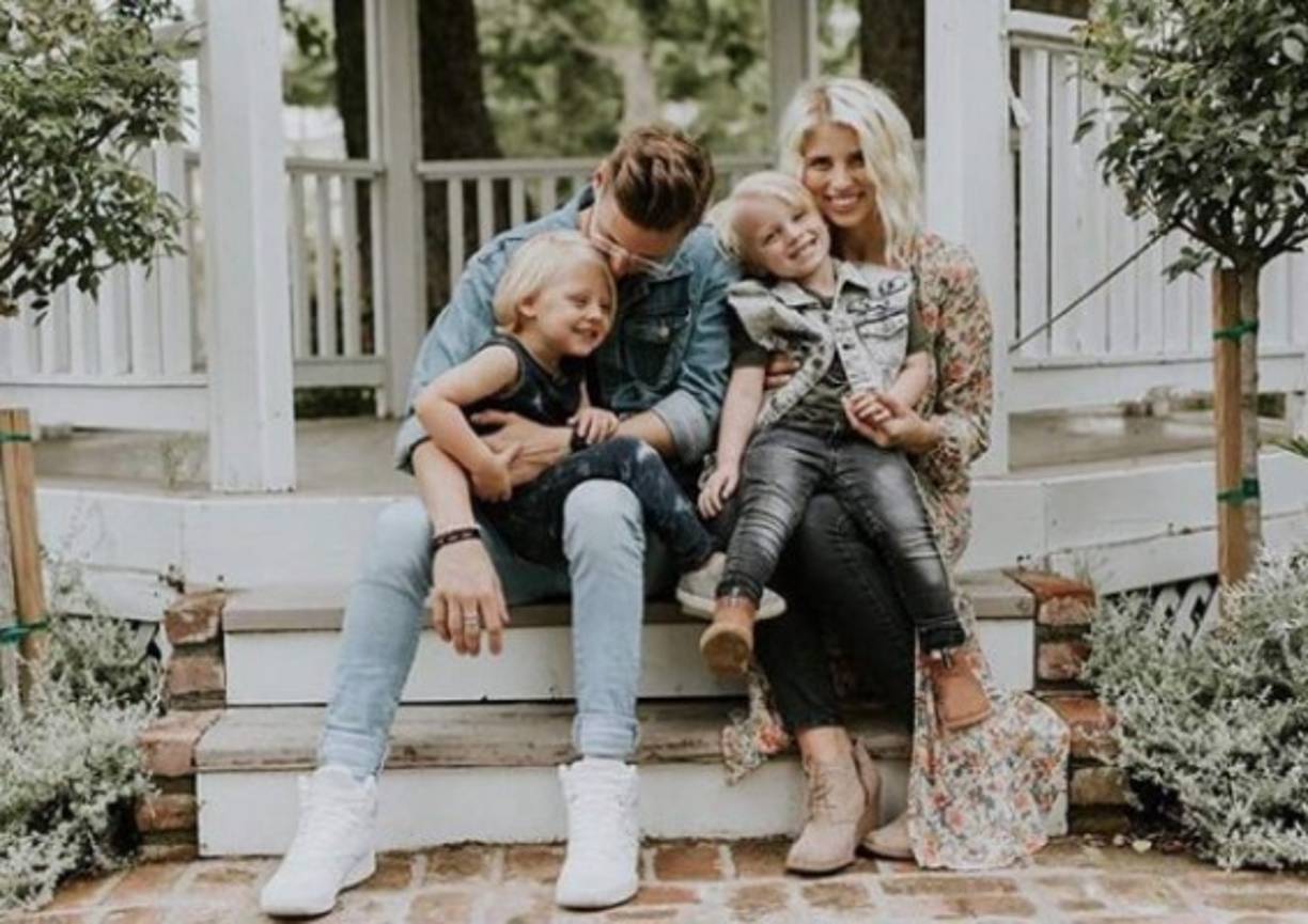 Su esposa, Julie Wilson, confirmó su muerte en un emotivo mensaje en su cuenta de Instagram. 'El trabajo de tu vida llevó a miles a los pies de Jesús y tu valentía para contarle a otros acerca de tu lucha contra la ansiedad y la depresión ha ayudado a tantas otras personas a sentir que no están solas. ERAS un himno de esperanza para todos y haré todo lo posible para continuar tu legado de amor hasta mi último aliento', escribió Julie.