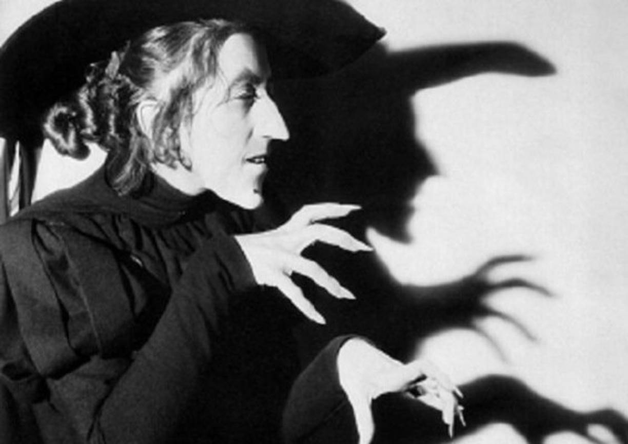 En 1994, Quilmes recurrió a una bruja para perjudicar a Gimnasia y Esgrima de Jujuy, elenco con el que peleaba ascender a Primera División. Para esta tarea eligieron a Dora, hechicera que vivía en la ciudad de Chascomús. Ella cumplió su trabajo, pero los dirigentes “cerveceros” no pagaron el servicio. Ello fue una mala idea, pues la bruja decidió maldecir a Quilmes.