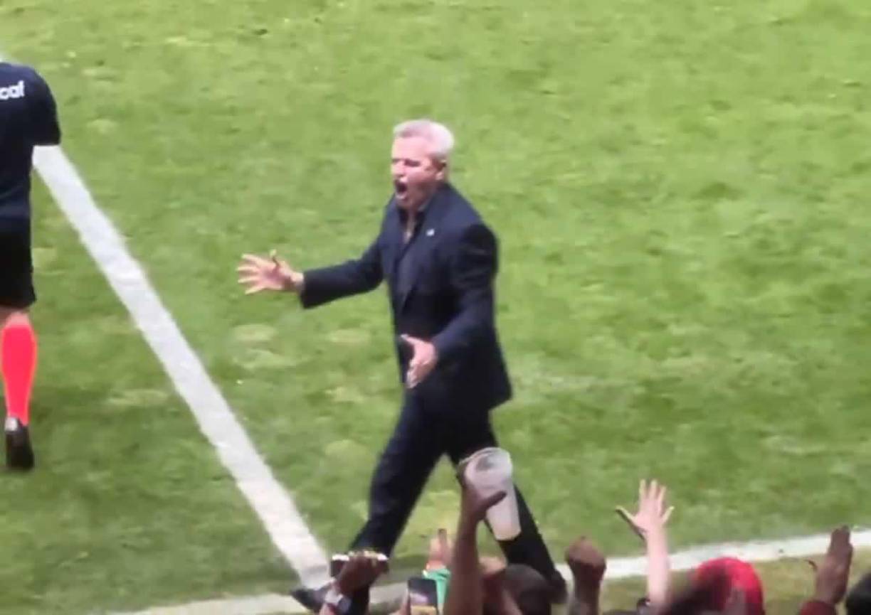 Javier ‘El Vasco‘ Aguirre se mostró molesto por la actitud de los aficionados mexicanos que terminaron agrediendo al preparador de porteros de Honduras por el lanzamiento de objetos.