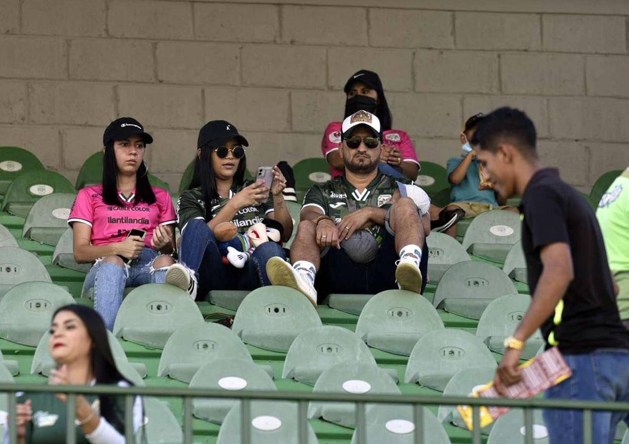 Los hinchas del Monstruo Verde llegaron temprano al estadio para la previa del partido.