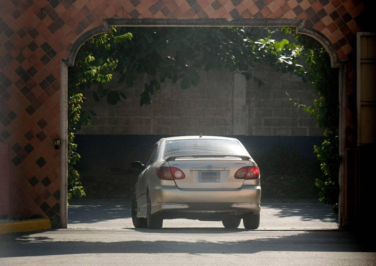 De repente cae otro aviso al celular: “Ya está la chica afuera”.Se abre la cortina, pero pasan unos 30 segundos sin que nadie salga, apenas se aprecian las siluetas de rostros por los vidrios polarizados.