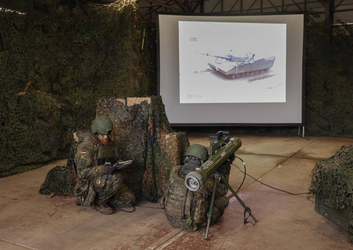 Mientras que el Leopard 2 es un producto de KMW su principal arma, el cañón, fue desarrollado por Rheinmetall con lo que el blindado están involucrados dos de los principales fabricantes de armas de Alemania.